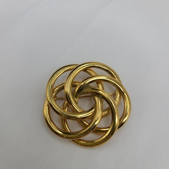 Vintage Gold Tone Swirl Brooch pin - Picture 1 of 2